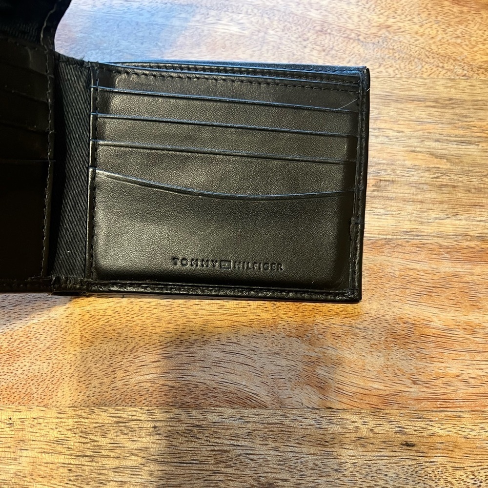Tommy Hilfiger Black Genuine Leather Bifold Wallet w/ ID Window - Picture 3 of 7